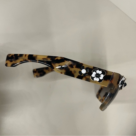 PRADA Tortoise Shell / Grey
Gradient SPR25P Flower Poeme Square LIKE NEW w case - Picture 11 of 14